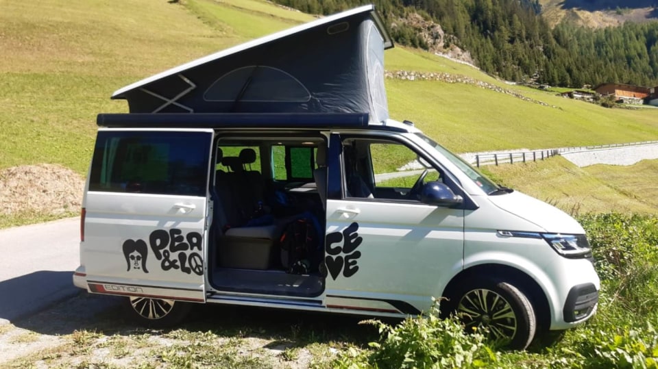 Volkswagen Californii v COOL MOUNTAIN TRIP